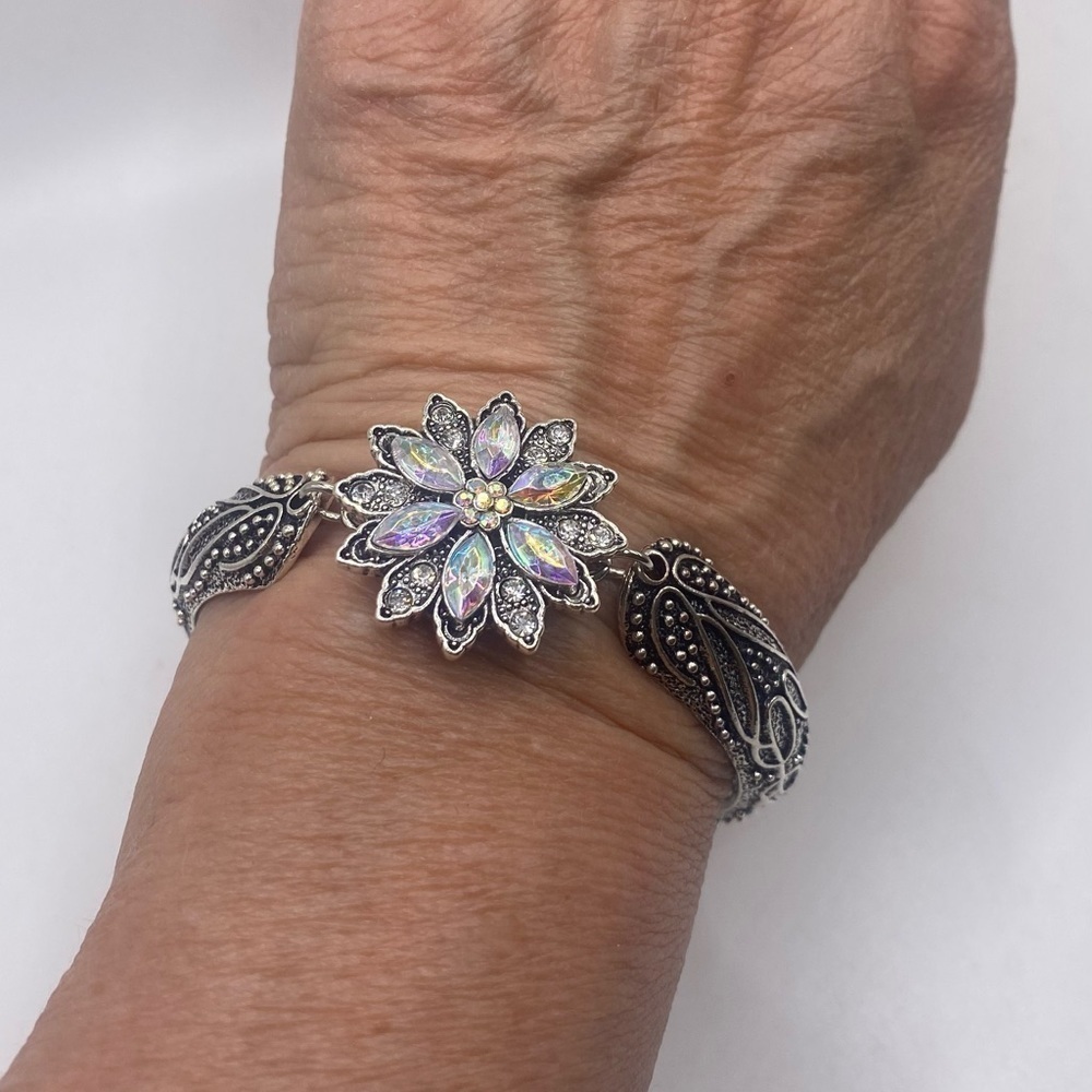 Vintage Style Iridescent Flower Snap Jewelry Bangle Bracelet. Size: S-M. NWT NEW